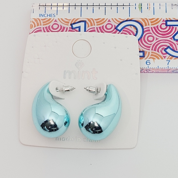 NEW-💠-Aqua Metallic Post Earrings-"bottega veneta Style" - Picture 4 of 4
